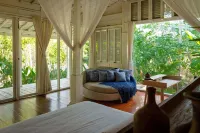 Peaceful Retreat with a Lush Garden & Open-Air Patio Hotels in Pajangan