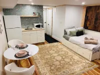 Cozy private studio, ensuite bath & free parking Hotel a East York