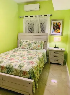 Emerald Breeze Hideaway: Experience the island vibe!