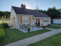 Cozy 2-bedroom cottage in charming Grand Island with WiFi, AC