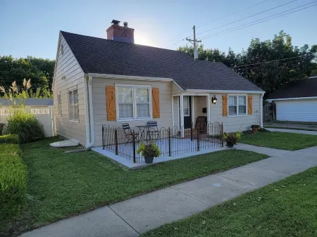 Cozy 2-bedroom cottage in charming Grand Island with WiFi, AC