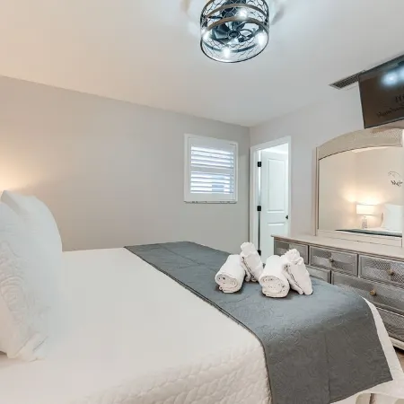 720 ft to beach, 2 BR 2 BA, Pool, Beach Gear, Deck, BBQ, W/D, sleeps 6.