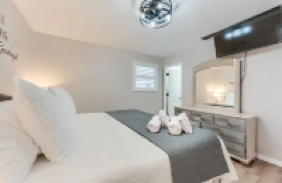 720 ft to beach, 2 BR 2 BA, Pool, Beach Gear, Deck, BBQ, W/D, sleeps 6.