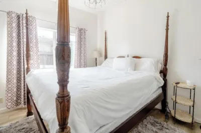 Chic 1 Bedroom Apartment w/ Comfy King Bed Hotels near Golden State Model Railroad Museum