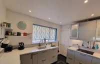 A Modern 2 Bedroom Apartment in the Quiet Leafy Grove, Close to the sea Front