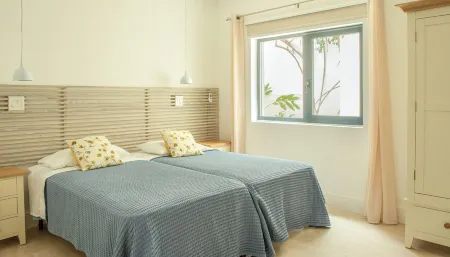 2 Bedroom Apt with private pool close to the beach's, and Nelsons Dockyard Отели рядом с достопримечательностью «Mamora Bay»