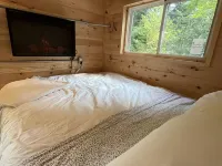 Cozy tiny home, immersed in the forest, overlooking the pond! Hotels in Caledon