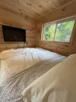 Cozy tiny home, immersed in the forest, overlooking the pond! Hotels in Caledon