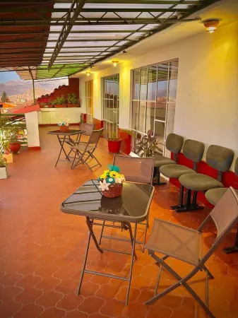 Casa Familiar Gloria Отели рядом с достопримечательностью «Двенадцатиугольный камень»