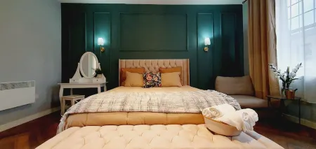 Contemporary living in a 170 year old period building close to the seafront! Отели в г. Ларгс