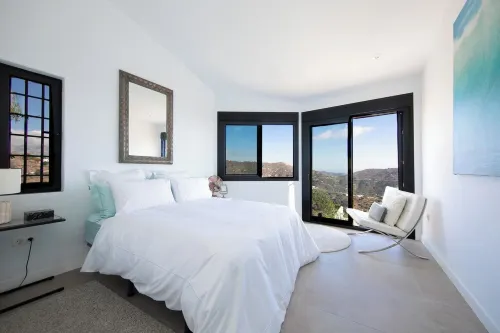 Luxurious villa/infinity pool/sea views/jacuzzi