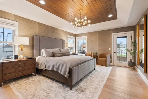 Luxe Spacious 5-bedrooms w/pool, hot tub, sauna, fenced, gourmet kitchen & more!