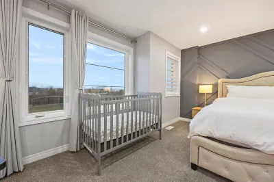 Modern and Luxurious - 28 Minutes from Niagara Falls! Hotel dekat Fifty Point Conservation Area