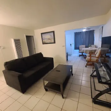 Cozy 1-bedroom with queen size bed, couch bed, full kitchen and full bathroom