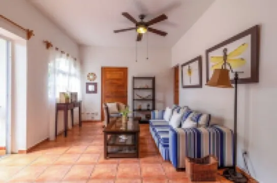 Bonita Village Stay, Steps from Playa las Ballenas.