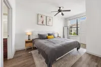 Cozy 1-BR Haven w/King Bed, Sofa Bed, Pool, Gym in Prime Frisco