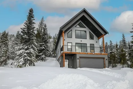 Skiing & Hot tubbing at Mt Washington Chalet