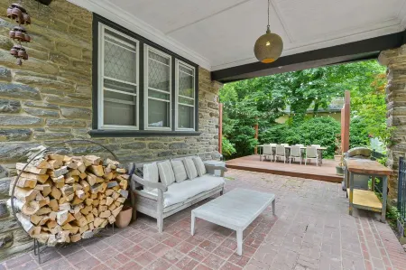 Tudor Mansion With Outdoor Oasis and Swimming Pool Отели рядом с достопримечательностью «Моррис Арборетум & Гарденс оф Юниверсити оф Пенсильвания»