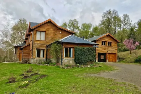 Beautiful log house on a hillside. Spectacular view. Sleeps 12