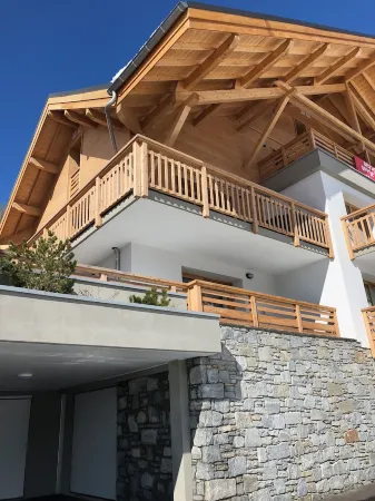 Mountain View Apartment - Large South-facing Terrace