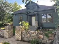 The Vandeveer, Stunning Craftsman Estate in Historic Downtown Burnet Hotels in Burnet