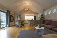 Lambrook Barn - private parking, hot tub & gym