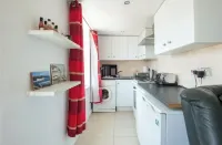 Cute Newlyn Home With Whole View. Perfect Location Hotels in Newlyn