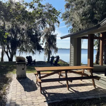 Newly built, charming cozy and quiet river home