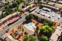 Desert Family Retreat •desert views•dark skies• pool•hot tub• 35 min to Zion•