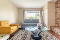 Prestigious Bright Garden Level Hotel a West Vancouver