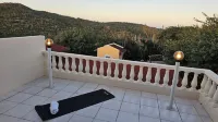Charming 3-bedroom villa with stunning views Hotels in Matividiri