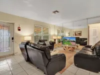 Charming 2-bedroom house in brilliant Miami with WiFi, AC that fits 8 people Hotels in Golden Glades