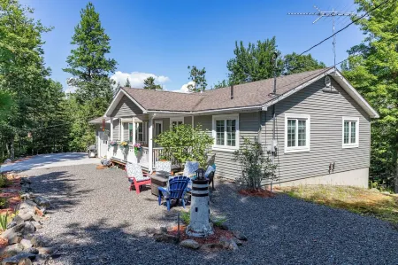 Charming 2-bedroom cottage located near Sandy Point Beach.