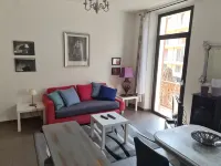 2 rooms in the town center, equipped, tourist port, beaches, shops, private car parks.