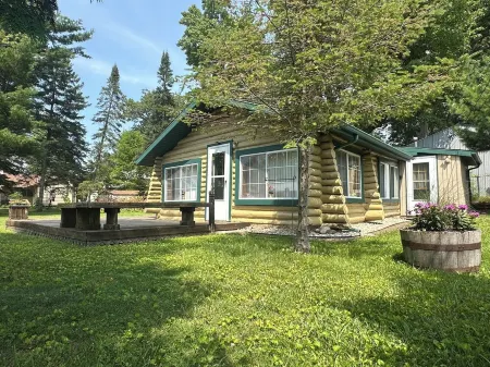 Charming Cabin Near Houghton Lake in Peaceful Prudenville with Heat!