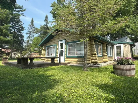 Charming Cabin Near Houghton Lake in Peaceful Prudenville with Heat!
