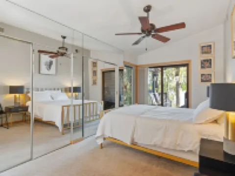 Villa de Lago Hotels in Coon Rapids