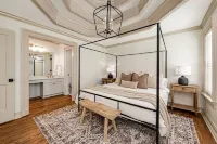 DIRECT LAKE ACCESS in a boutique-style lakehouse on Lake Whitney!