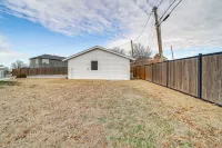 Central & Modern Studio w/ Workspace in Owasso! - Wifi