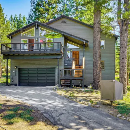 Sunny Cabin: 1 Mi to Tahoe Donner Resort!