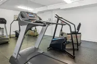 Quality Inn & Suites at Tropicana Field - Gym