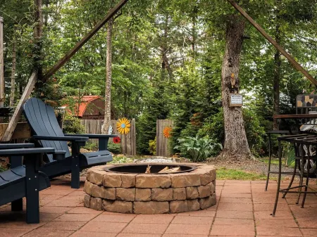 "Simply Serenity Yurt"- Unique Mountain Getaway w/ Hot Tub on Blue Ridge Parkway Отели в г. Пайпер Гэп