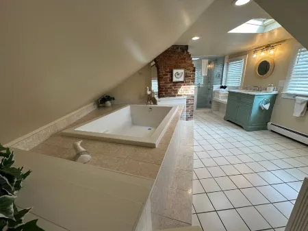 Charming Victorian Home Downtown Newport