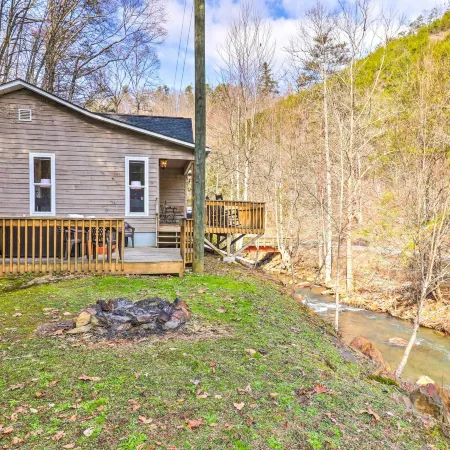 Idyllic Creekside Bryson City Gem w/ Fire Pit! Отели в г. Суэйн