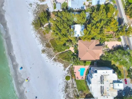 Two bedroom bungalow - Old FL Beach Cottage - Gulf Side - Ground Level Отели рядом с достопримечательностью «Тики Гарденс - Индиан-Шорс Бич Аксесс»