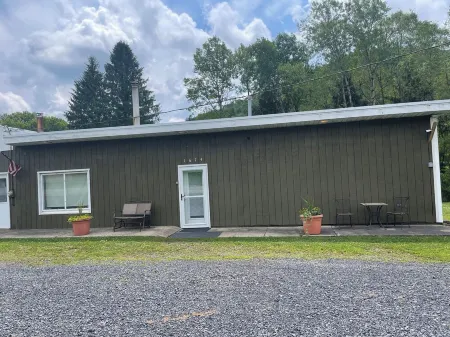 Charming 3-bedroom rental, centrally located, Dark Skies, UTV trails & more.