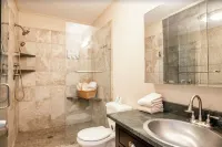 Newly Remodeled  Luxury Duplex 7 minutes to downtown