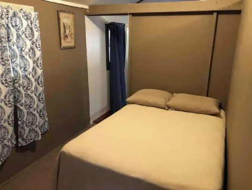 Horns Cabins- Mountain View Cabin 2 queen beds! Hotels in Bedford County