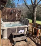 1800’s Cabin with Hot Tub, Pet Friendly Hotels in York County