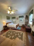 Vintage Home and Spacious Grounds - "mini-fest" Area - 3 Night Min. -